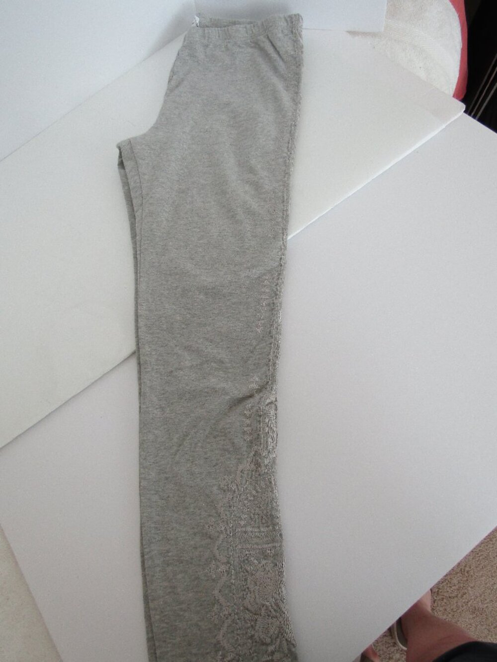 Johnny Was JW Los Angeles Light Gray Floral Embroidered Leggins, size M